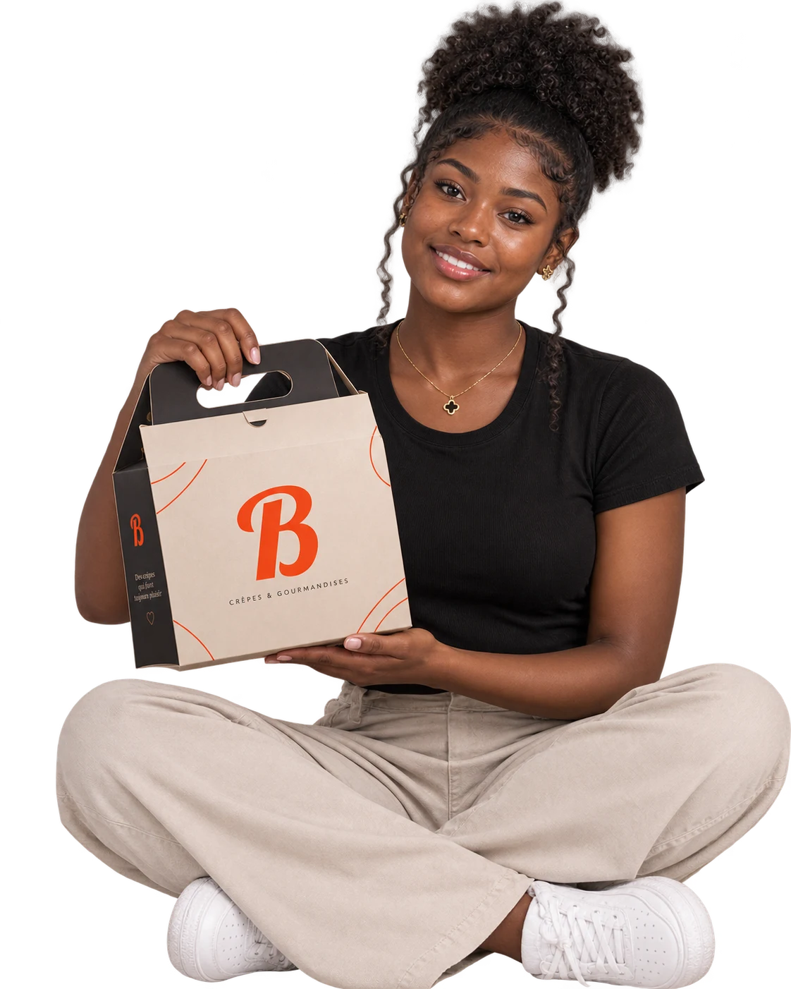 Cliente Béniafet Crêperie tenant sa box de crêpes composée sur mesure