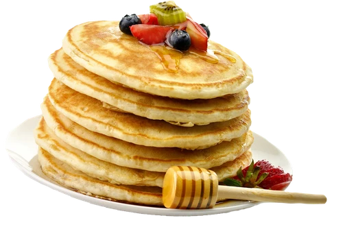 Pile de crêpes gourmandes garnies de fruits frais